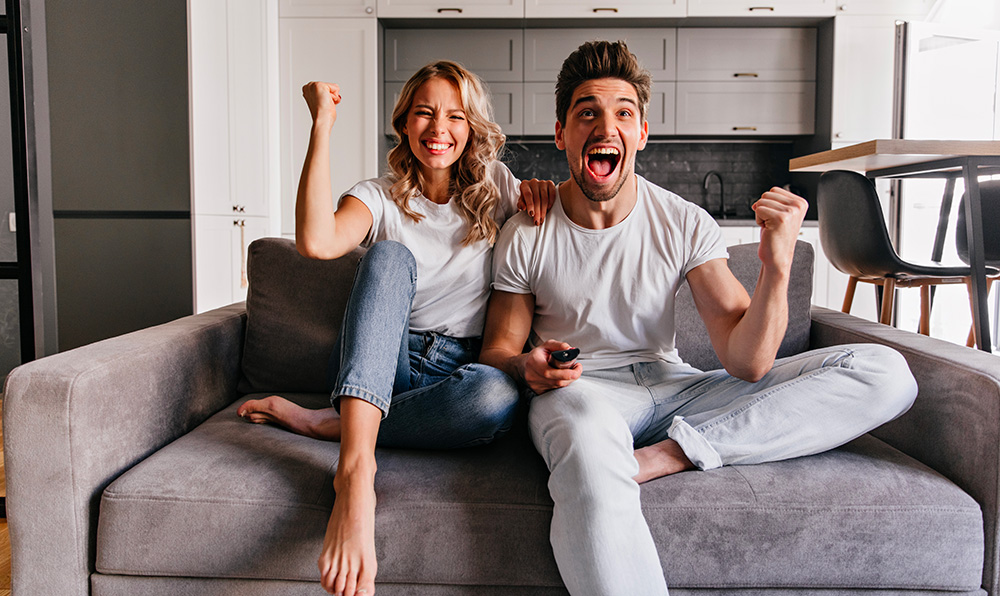 Couple profitant des services TV et Internet