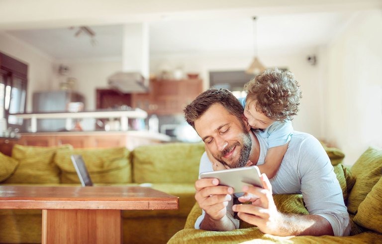 Famille utilisant l'application TV Mobile sur une tablette